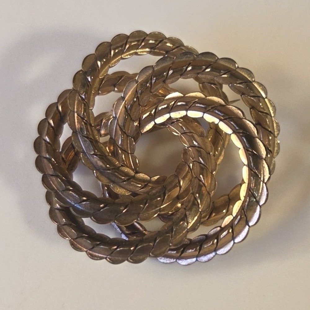Vintage Unsigned Gold Tone Textured  Interwoven Circle 1.25"‎ Brooch Pin